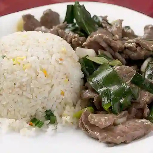 Carne Mongoliano con Arroz Chaufan