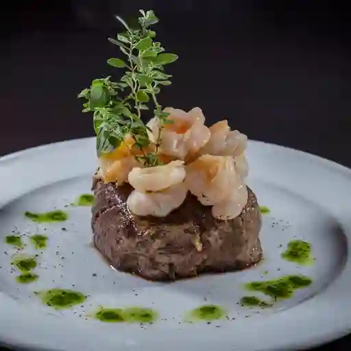 Filete con salsa de camarones
