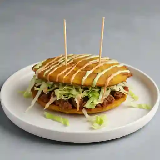 Patacón de carne mechada