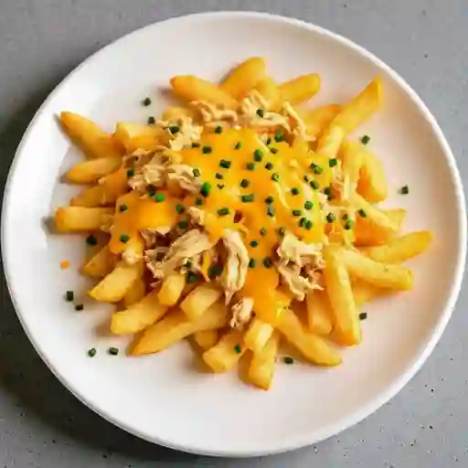 Papas Fritas Con Pollopapas Fritas + Queso Cheddar + Ciboulette + Pollo Mechado
