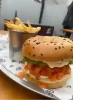 Sake Burguer+ Papas + Bebida Lata