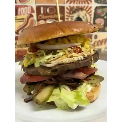 Hamburguesa de la Casa y Papas Fritas