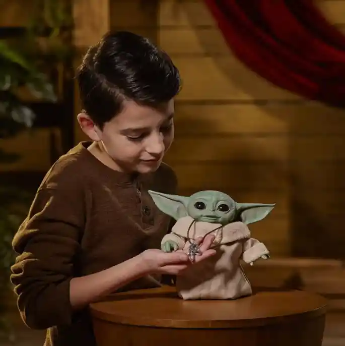Hasbro Juguete Baby Yoda Con Sonido The Mandalorian