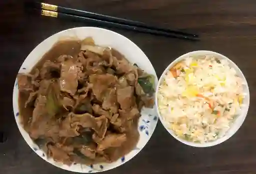 Carne mongoliana con arroz chaufan