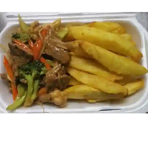 Chapsui de carne con papas fritas