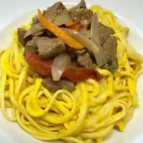 Lomo Saltado con Tallarín en Huancaina