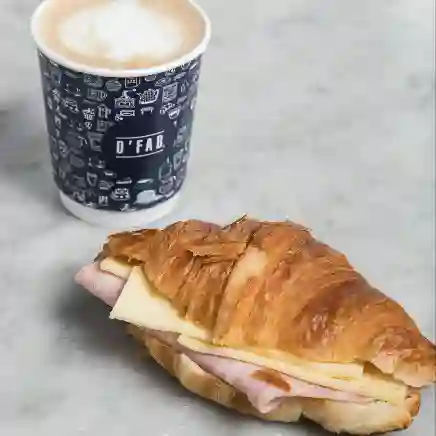 Café Chico + Croissant Jamón Queso