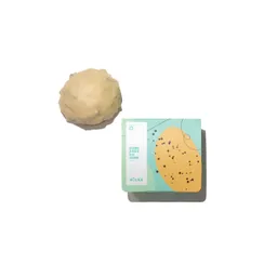 Bombón De Praliné De Avellanas Bañado En Chocolate Blanco.