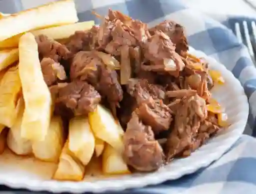 Papas con Jugosos Trozos de Carne Porción Familiar