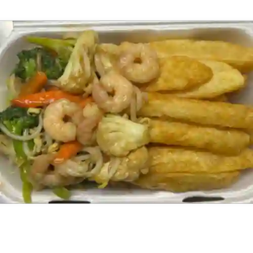 Chapsui de camarón con papas fritas