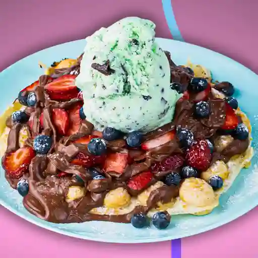 Waffle con frutilla arándano gelato