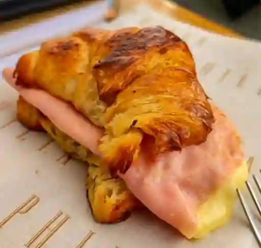 Media Luna Jamón y Queso