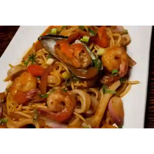 Tallarines Saltados con Mariscos