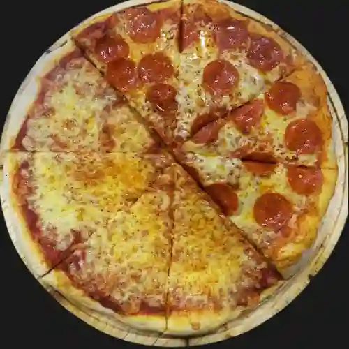 Pizza Mitad Extra Pepperoni y Mitad Extra Queso