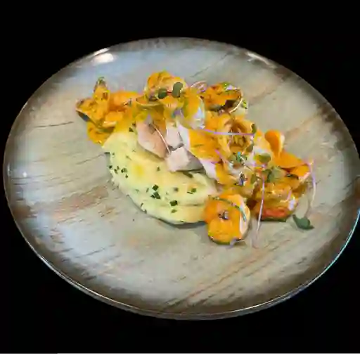 Pesca del día en salsa de mariscos