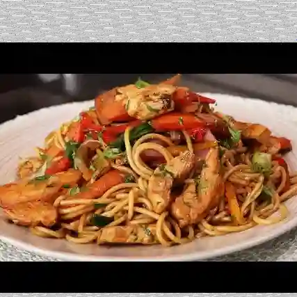 Fettuccine salteado de pollo