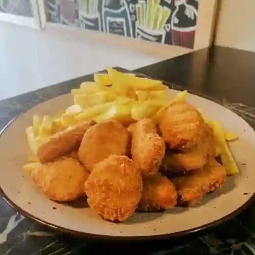 Nuggets, Papas Fritas Medianas y Bebida