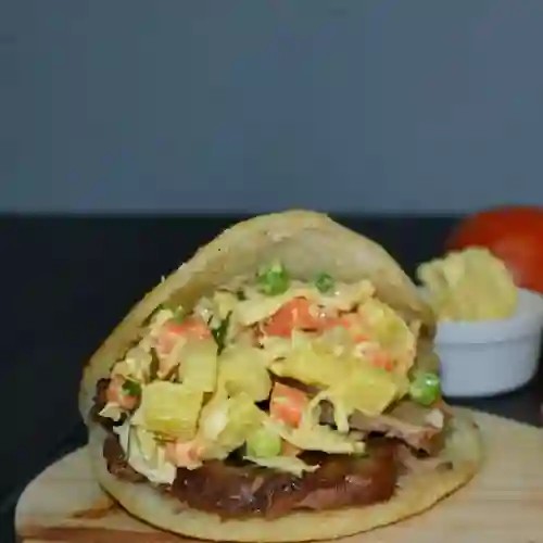 Arepa Pernil y Ensalada de Gallina