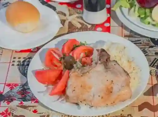 Chuleta de Cerdo con Agregado y Bebida Lata 350 ml