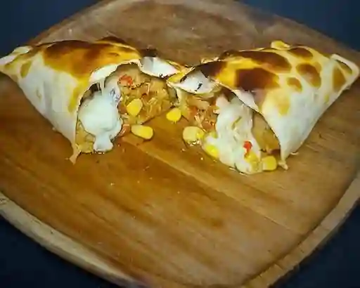 Empanada de Pollo con Choclo y Queso