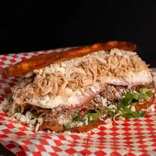 Patacón con Pollo Mechado