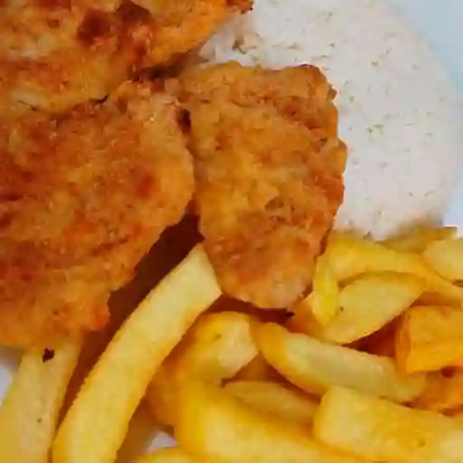 Milanesa de pollo, arroz y papas fritas