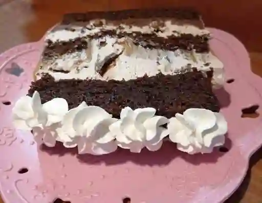 Trozo de Torta Bizcocho Húmedo de Chocolate.