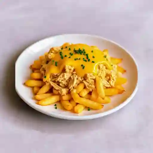 Papas Fritas Con Pollopapas Fritas + Queso Cheddar + Ciboulette + Pollo Mechado