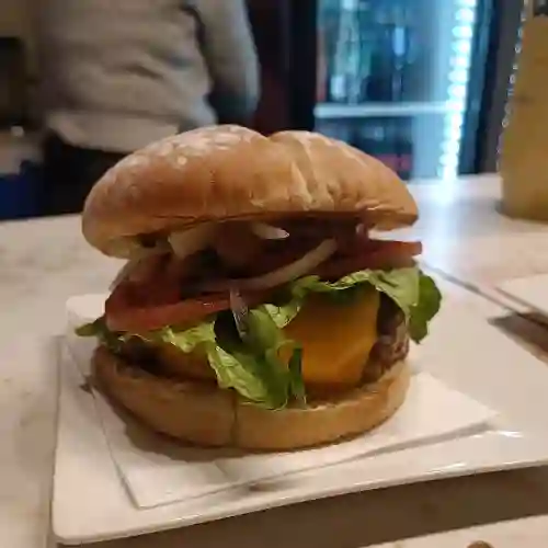 Hamburguesa Entrepuente + Papas Fritas