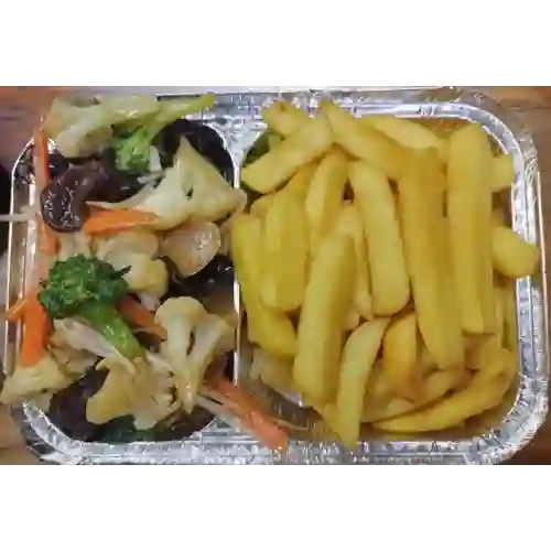 Chapsui de verduras con papas fritas