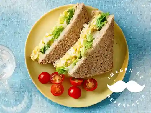 Bebida y sándwich de huevo