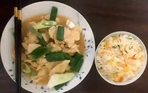 Pollo mongoliano con arroz chaufan