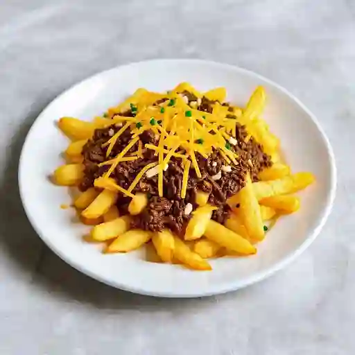 Papas fritas con mechada y queso