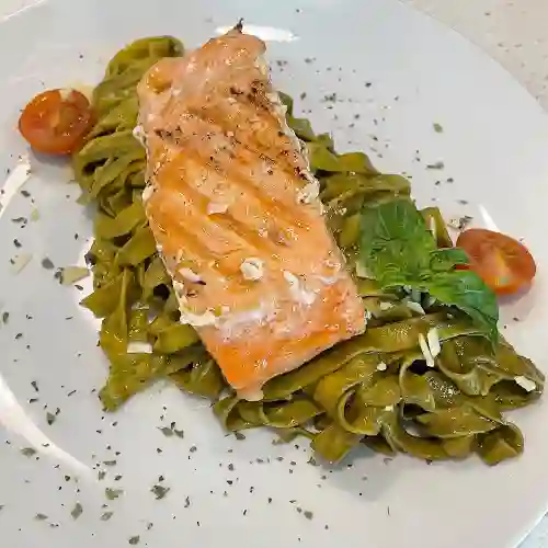 Salmón Grillado con Fettuccine Pesto