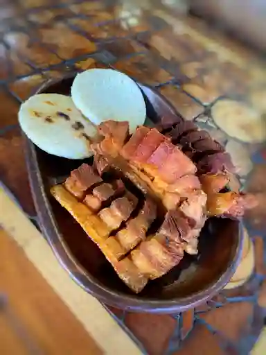 Chicharrones con Arepa