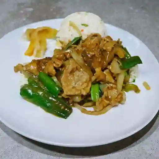 Pollo mongoliano con arroz chaufan