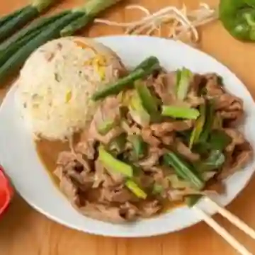 Cerdo Mongoliano con Arroz Chaufan