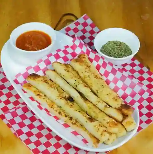 1 Pizza Familiar, 1 Bebida 1.5 L y Palos de Ajo