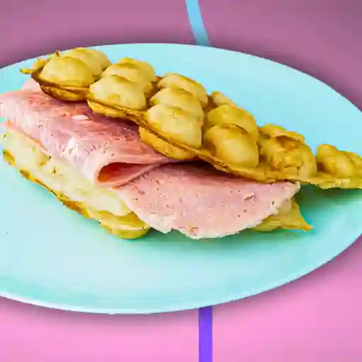 Waffle con jamon y queso