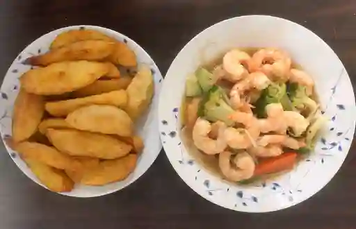 Chapsui de camarón con papas fritas