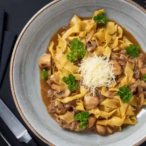 Fetuccini Al Huevo con Plateada Guisada