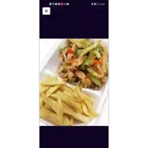 Chapsui de pollo con papas fritas