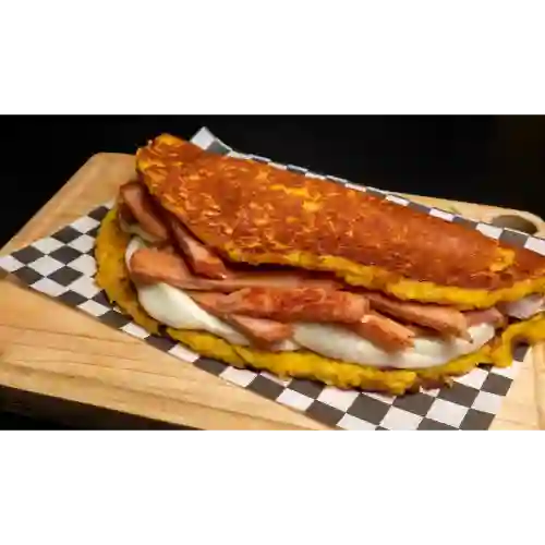 Cachapa con Chuleta Ahumada y Queso de Mano