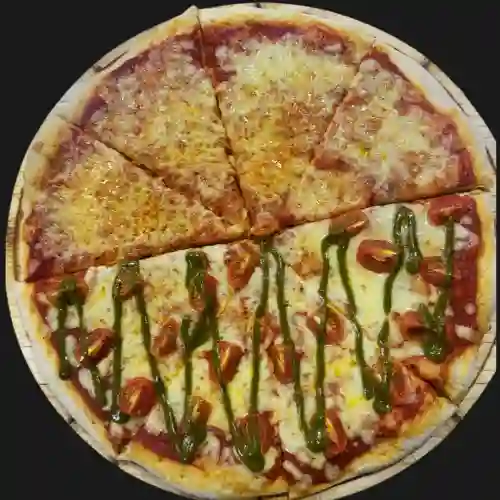 Pizza Mitad Margarita y Mitad Mozzarella