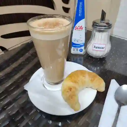Medialuna + Café