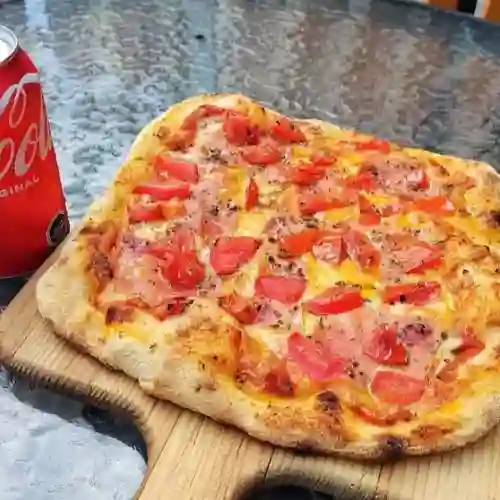 Pizza Tradicional 20Cm + Bebida en Lata