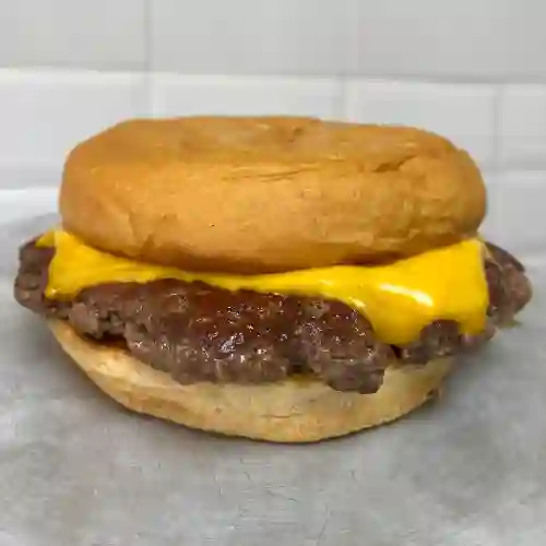 Cheese burger + papas fritas + salsa