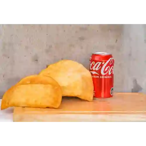 2 Empanada de Queso + 1 Lata de Bebida