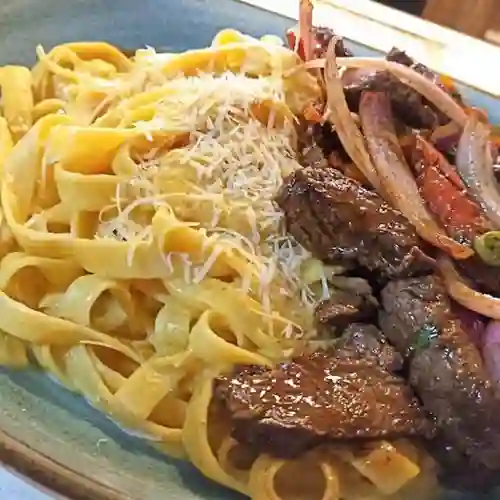 Lomo Saltado con Tallarines a Lo Alfredo