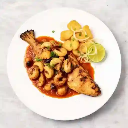 Pescado en Salsa de Mariscos Anticuchera